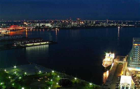 ポートタワーの夜景　神戸港